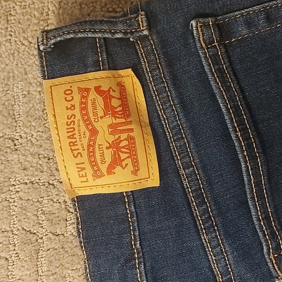 Levis High Rise Shorts - Picture 4 of 8